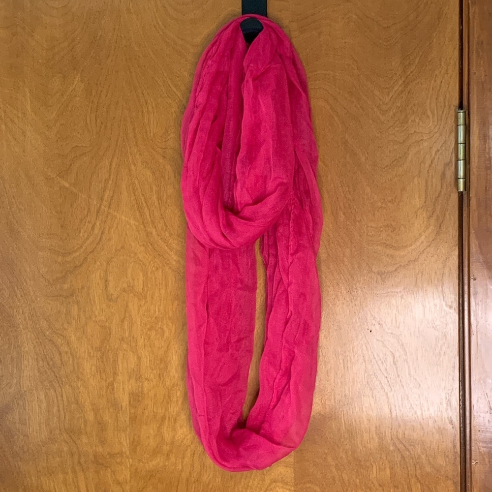 ✨4 for $15✨Solid pink infinity scarf